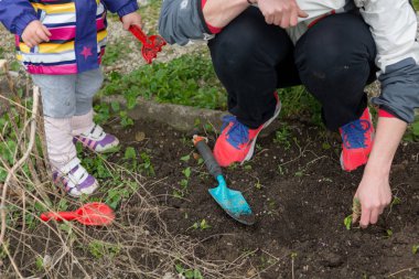 Anne ve kızı bahar Ekim için bahçe hazırlanıyor.