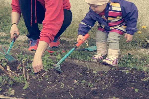 Madre e figlia preparare il giardino per la semina primaverile . — Foto Stock