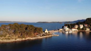 Pitoresk balıkçı köyü üzerinde uçan Muhteşem görüntüleri.