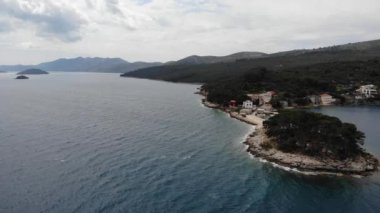 Pitoresk balıkçı köyü üzerinde uçan Muhteşem görüntüleri.