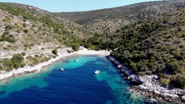 Luchtbeelden van vliegen uit de spectaculaire Adriatische baai. — Stockvideo