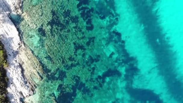 Drop-down Bekijk beelden na kristalhelder water aan de Adriatische kust. — Stockvideo