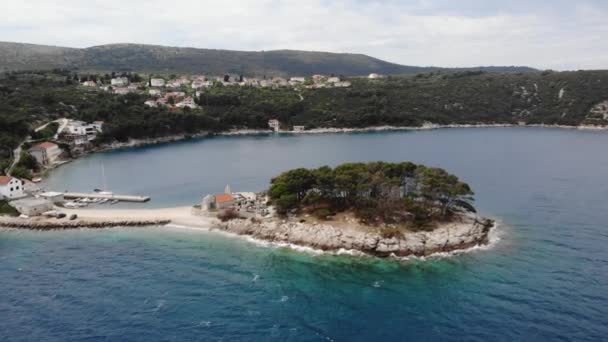Images spectaculaires de survol d'un village de pêcheurs pittoresque .