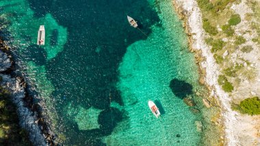 Koyda demirlemiş balıkçı teknelerinin görünümü aşağı bırak.