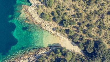 Kayalık sahil ve kristal berraklığında su Muhteşem hava deniz manzara.
