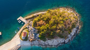 Gün batımında kıyı köyünün görünümüaşağı bırak.