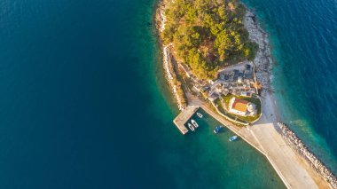 Gün batımında kıyı köyünün görünümüaşağı bırak.