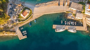 Gün batımında kıyı köyünün görünümüaşağı bırak.