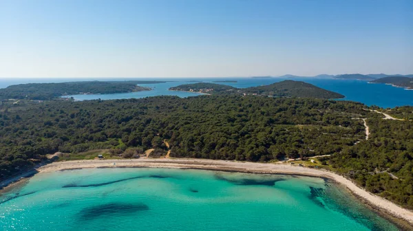 Spectaculaire antenne zee landschap van Sandy Coast en kristalhelder water. — Stockfoto