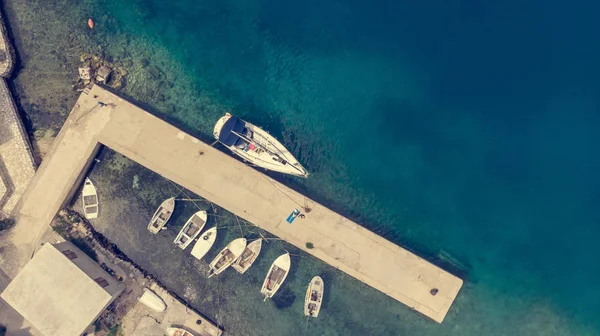 Vista descendente del puerto pesquero con barcos atados . — Foto de Stock
