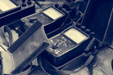 Vintage analog ölçüm cihazları yerel museaum'da sergileniyor.