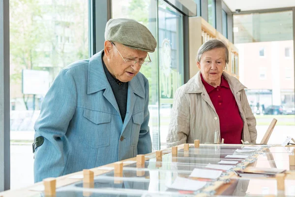 Älteres Paar in einem Null-Müll-Laden Großeinkäufe. — Stockfoto