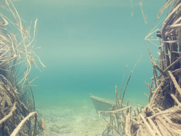 Vista submarina del barco hundido del lago medio cubierto de barro . — Foto de Stock