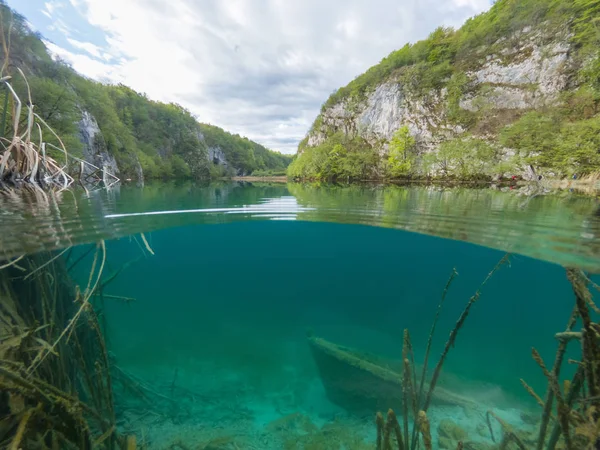 Split view of sunken boat under the lake. — Stock Photo, Image