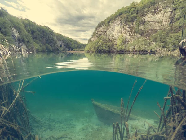 Split view of sunken boat under the lake. — Stock Photo, Image