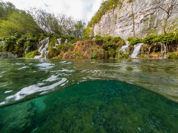 Vista dividida incrível de cachoeiras caindo no lago . — Fotografia de Stock
