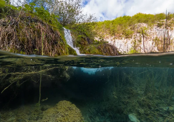 Incredibile vista divisa delle cascate che cadono nel lago . — Foto Stock