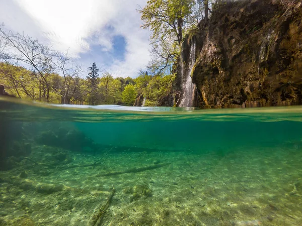背景に沈んだ木の幹と滝と湖の素晴らしい分割ビュー。プリトヴィツェ国立公園,クロアチア. — ストック写真