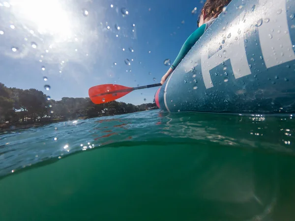 Vue divisée de rameur femelle méconnaissable en bateau gonflé aviron . — Photo