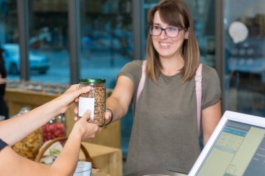 Masada müşteriye hizmet eden bir bayan mağaza asistanı..