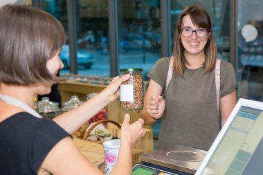 Masada müşteriye hizmet eden bir bayan mağaza asistanı..