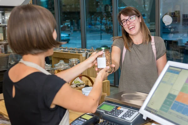 Masada müşteriye hizmet eden bir bayan mağaza asistanı..
