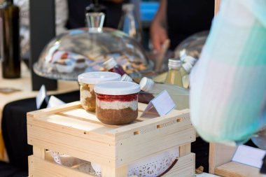 Açık pazar yerinde satılan lezzetli süt ürünleri.