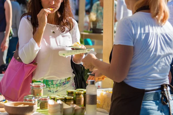Client essayant des produits locaux et biologiques sur le marché extérieur . — Photo