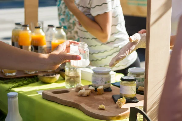 Sağlıklı yerel ürünlerle açık pazarda müşterilerine hizmet veren.