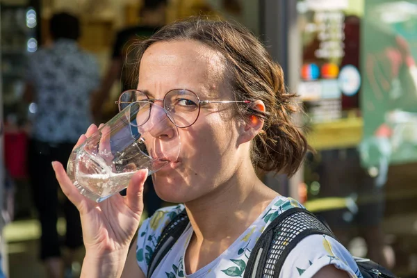 Femme brune dégustation délicieux bevarage à la place du marché extérieur . — Photo