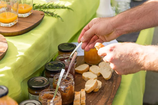 Çeşitli marmelatlar ve açık hava kahvaltısı için hazırlar..