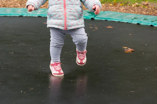 Detailní záběr holčičí nohy na trampolíně. — Stock fotografie