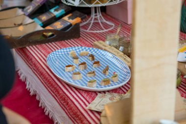 Açık hava pazarında satılan lezzetli parmak yiyecekleri..