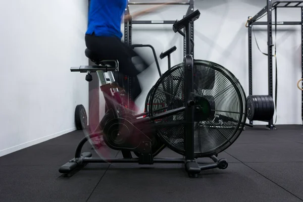 Концепция размытия движения женщины-тренера, выполняющей упражнения на велосипеде . — стоковое фото