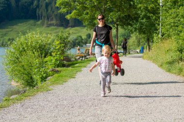 Açık havada koşan tatlı sarışın kız..