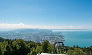 Güneşli bir günde Constance Gölü 'nün panoramik manzarası.