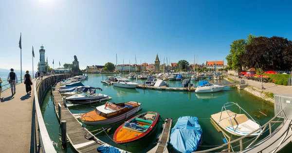 Lindau, Německo - Červenec16: Malebné přístavní město Lindau na Bodamském jezeře, 16. července 2019 Lindau, Německo — Stock fotografie