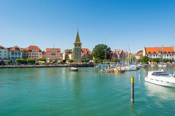 Lindau, Německo - Červenec16: Malebné přístavní město Lindau na Bodamském jezeře, 16. července 2019 Lindau, Německo — Stock fotografie
