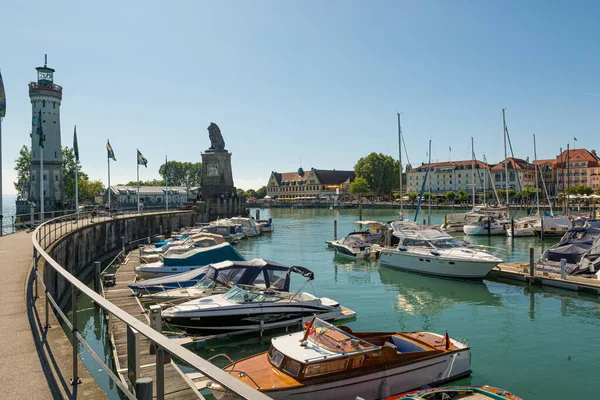 Lindau, Německo - Červenec16: Malebné přístavní město Lindau na Bodamském jezeře, 16. července 2019 Lindau, Německo — Stock fotografie