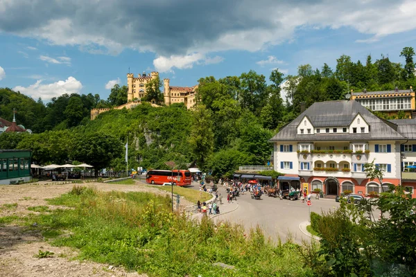 Fussen, Almanya - 18 Temmuz 2019 Fussen, Almanya 'da ünlü Neuschwanstein şatosu, Neuschwanstein meydanında sergilenmektedir. — Stok fotoğraf