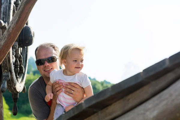 Pai e filha explorando estruturas de madeira em playground ao ar livre . — Fotografia de Stock