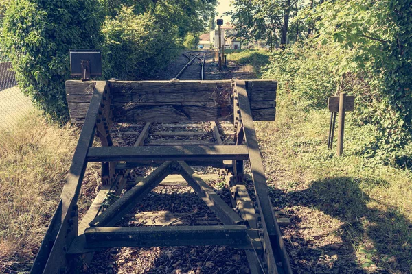 Кінець залізничних колій - старий залізничний кінець . — стокове фото