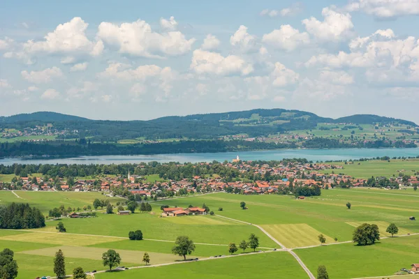 Panoramatický výhled na říční krajinu se zelenými pastvinami a poli. — Stock fotografie