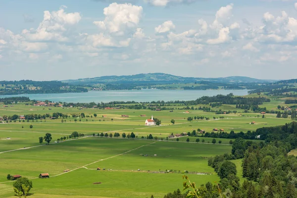 Панорамний вид на річку з зеленими пасовищами та полями . — стокове фото