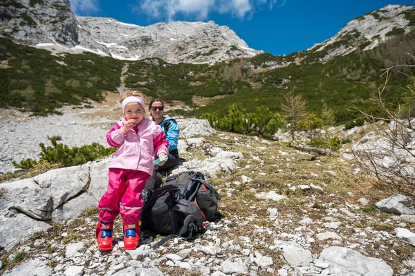 Söt flicka bär pjäxor poserar i bergen. — Stockfoto