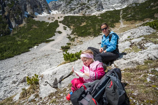 Anne ve kızı dağlarda yürüyüş yaparken dinleniyorlar.. — Stok fotoğraf