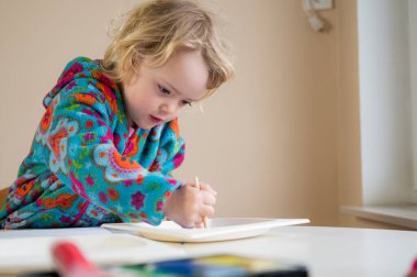 Boyalı fırça ve parmaklar kullanarak acı çeken tatlı sarışın kız..