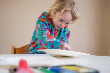 Boyalı fırça ve parmaklar kullanarak acı çeken tatlı sarışın kız..