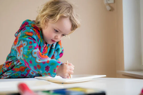 Boyalı fırça ve parmaklar kullanarak acı çeken tatlı sarışın kız..