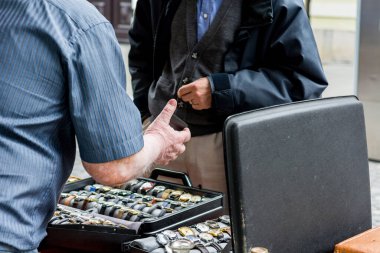 Pazarlık ve açık hava pazarında ödeme.